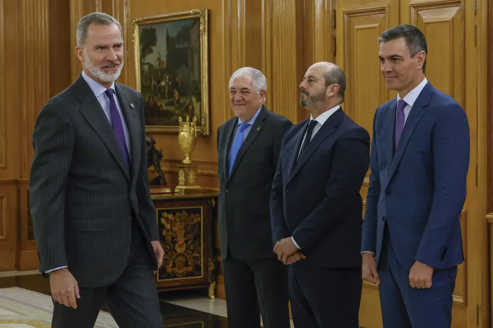 El rey Felipe VI (i) saluda al presidente del Gobierno, Pedro Sánchez (d) junto al presidente del Senado, Pedro Rollán (2d) y el presidente del Tribunal Constitucional, Cándido Conde-Pumpido (3d) durante la jura de los nuevos cargos