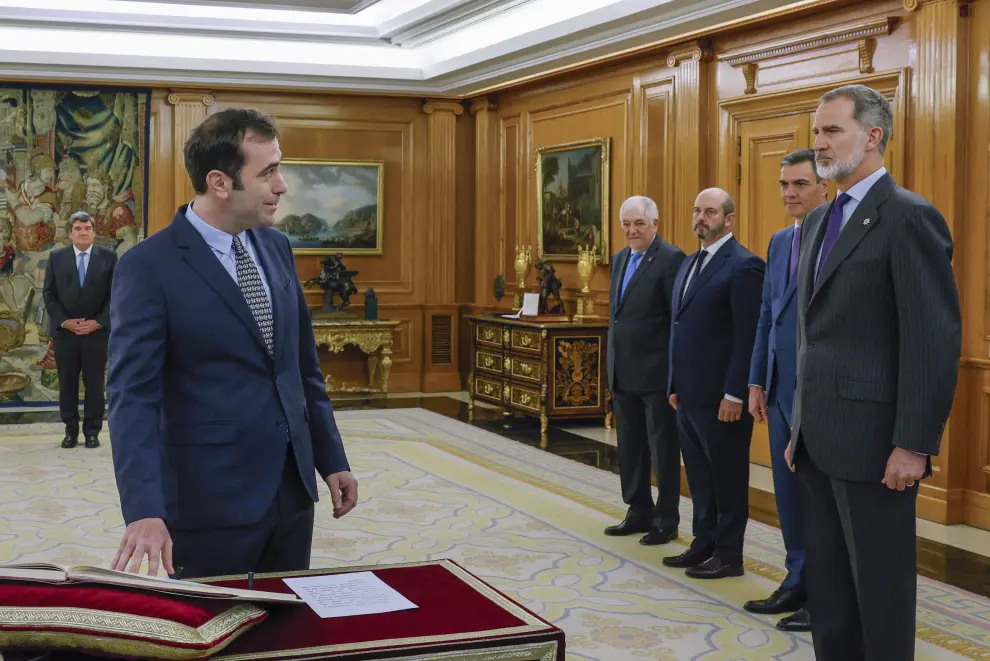 El nuevo ministro de Economía, Carlos Cuerpo (i) jura su cargo junto al rey Felipe VI (d) y al presidente del Gobierno, Pedro Sánchez (2d) durante un acto celebrado este viernes en el Palacio de la Zarzuela