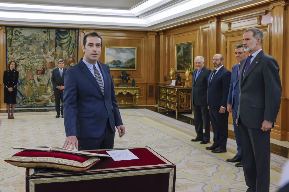 El nuevo ministro de Economía, Carlos Cuerpo (i) jura su cargo junto al rey Felipe VI (d) y al presidente del Gobierno, Pedro Sánchez (2d) durante un acto celebrado este viernes en el Palacio de la Zarzuela