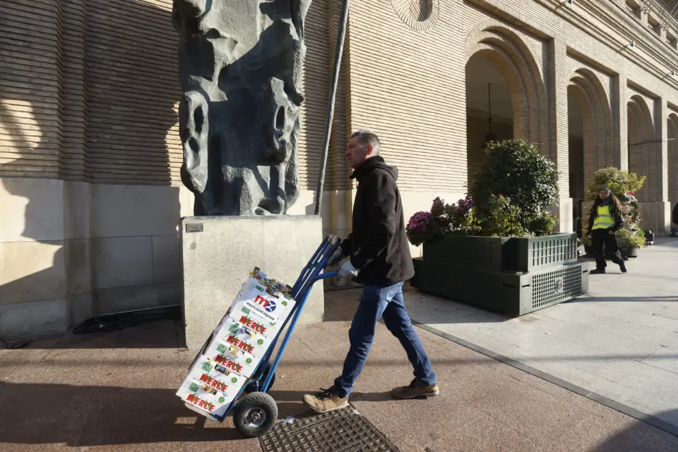 Llegada de un total de 3.000 bolsas del uva al Ayuntamiento de Zaragoza para el recibir el 2024.
