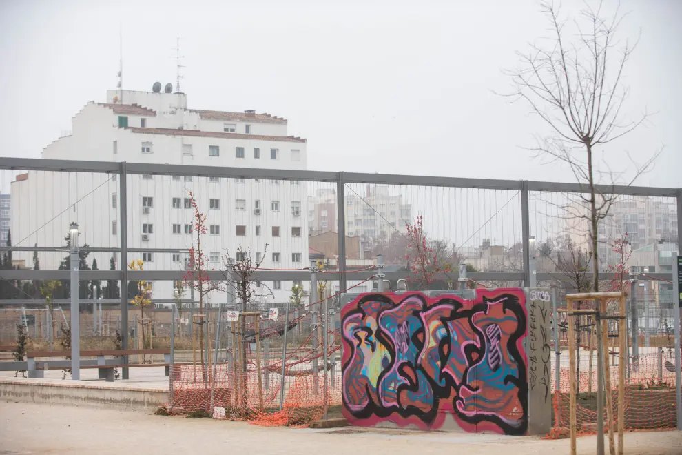 Grafitis y actos incívicos en el parque de Pignatelli de Zaragoza.