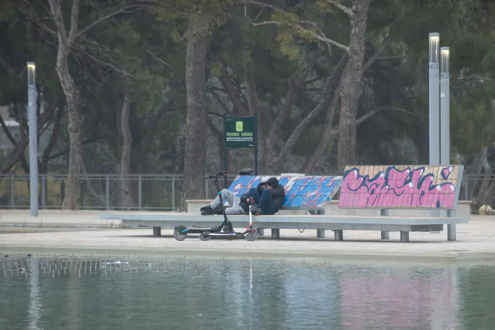 Grafitis y actos incívicos en el parque de Pignatelli de Zaragoza.