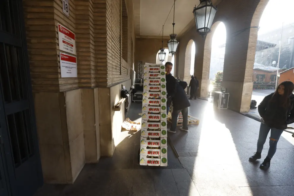 Llegada de un total de 3.000 bolsas del uva al Ayuntamiento de Zaragoza para el recibir el 2024.