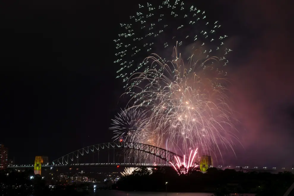 Los fuegos artificiales explotan sobre el puerto de Sídney en las celebraciones del Año Nuevo