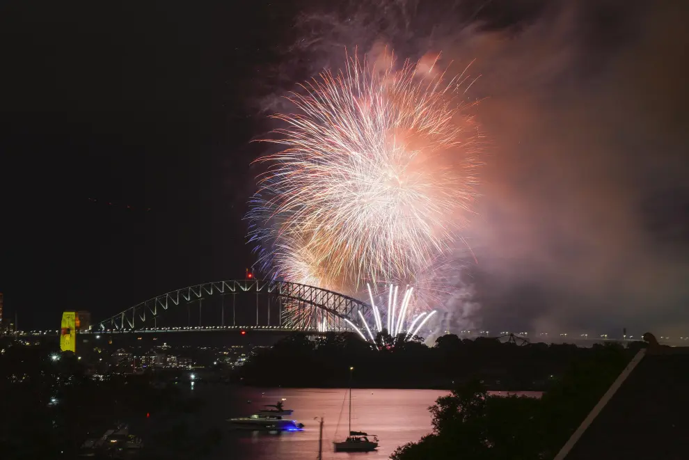 Los fuegos artificiales explotan sobre el puerto de Sídney en las celebraciones del Año Nuevo