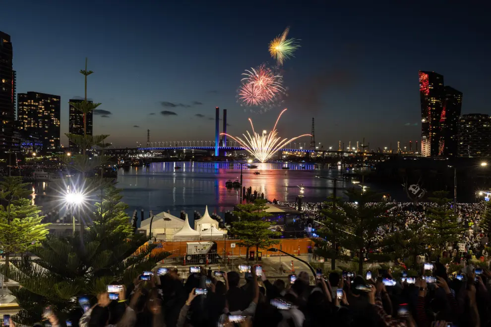 Fuegos artificiales se ven sobre el puente Bolte en Dockland durante las celebraciones de Nochevieja en Melbourne