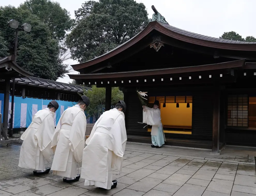 Músicos sintoístas reciben purificación para asistir a un ritual sintoísta en preparación para la celebración del Año Nuevo en el Santuario Meiji de Tokio, Japón
