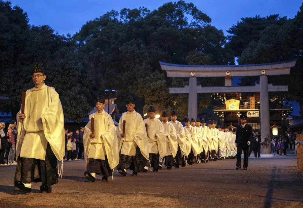 Músicos sintoístas reciben purificación para asistir a un ritual sintoísta en preparación para la celebración del Año Nuevo en el Santuario Meiji de Tokio, Japón