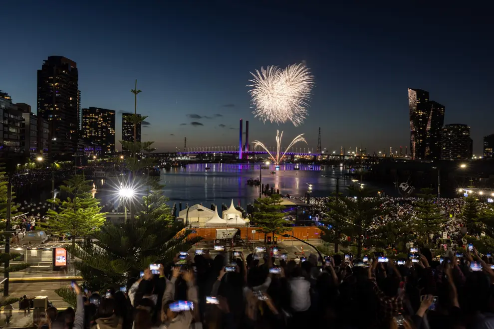 Fuegos artificiales se ven sobre el puente Bolte en Dockland durante las celebraciones de Nochevieja en Melbourne