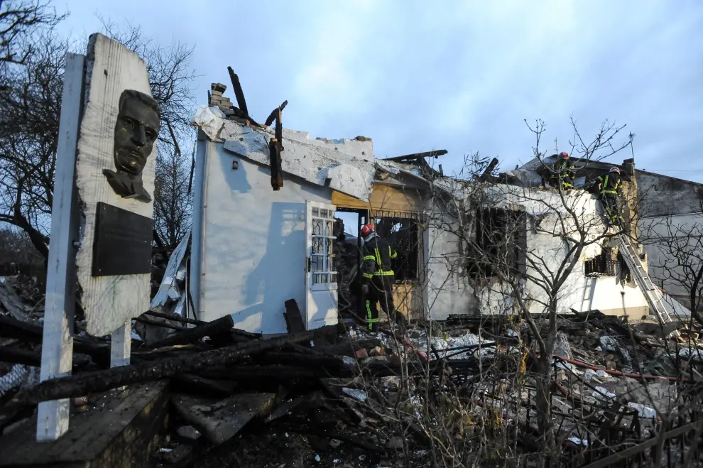 Firefighters work at the site of a museum dedicated to Roman Shukhevych, leader of the Ukrainian Insurgent Army (UPA), which was destroyed by a Russian drone strike, amid Russias attack on Ukraine, in Lviv, Ukraine January 1, 2024. REUTERS/Mykola Tys [[[REUTERS VOCENTO]]] UKRAINE-CRISIS/ATTACK-LVIV