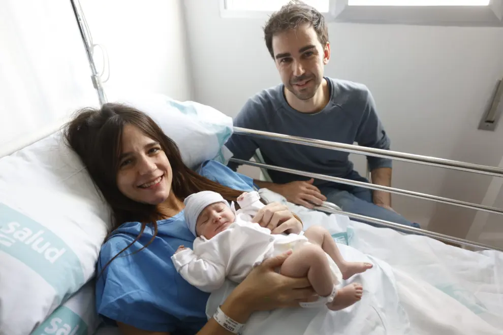 Primer aragonés de 2024: María Teresa Navarro y Carlos Escolano con su hija Vera, en el hospital Miguel Servet de Zaragoza