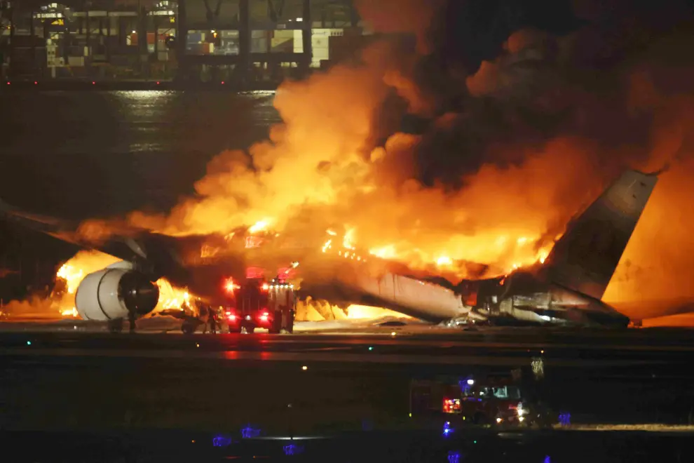 Avión aterriza en llamas en Tokio