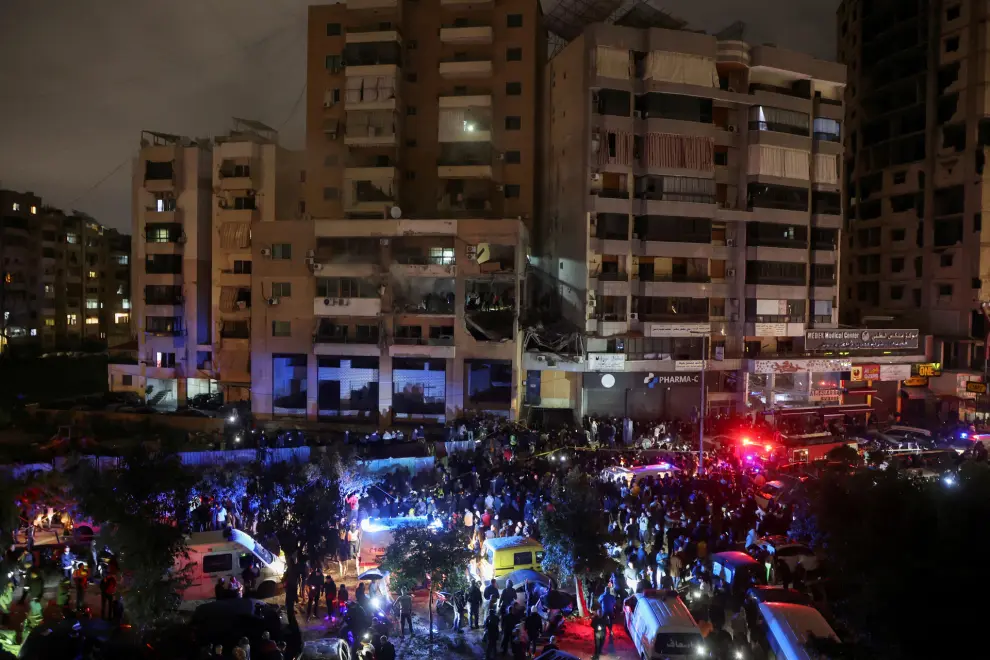 People gather near a damaged site following an explosion, in what security sources say is an Israeli drone strike, at the Beirut suburb of Dahiyeh, Lebanon January 2, 2024. REUTERS/Mohamed Azakir [[[REUTERS VOCENTO]]]