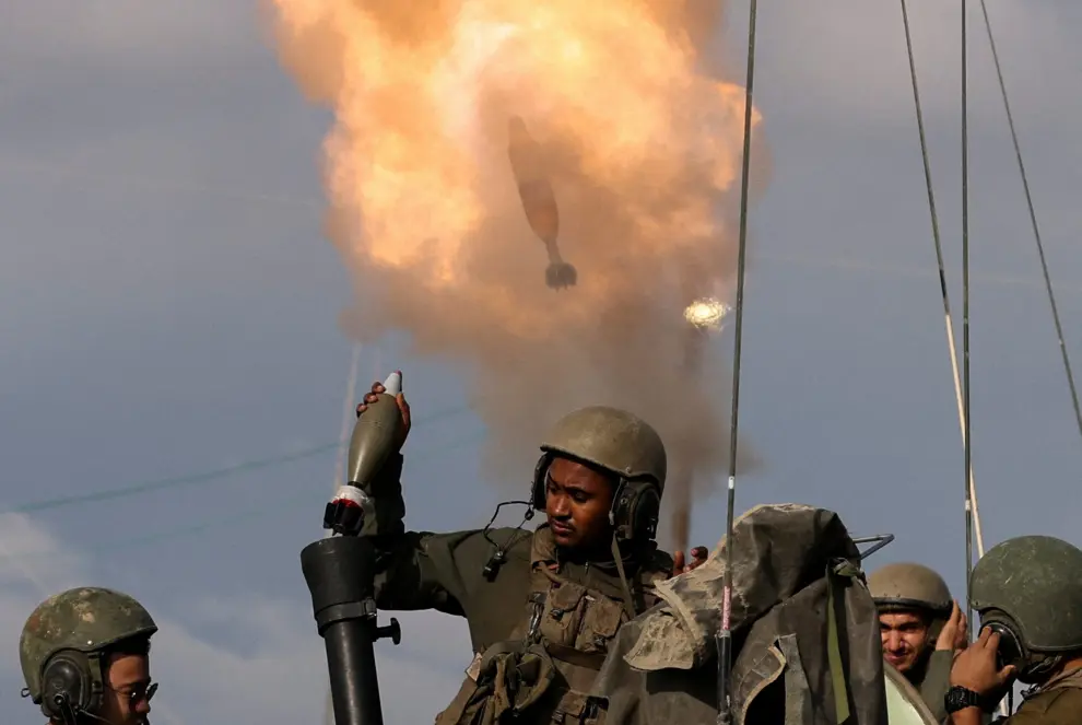 Soldados israelís abren fuego contra Gaza.