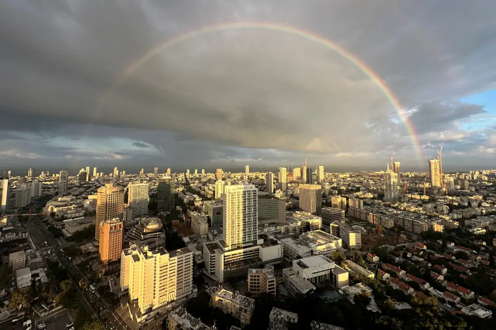 Un arcoirís, en el cielo de Tel Aviv.