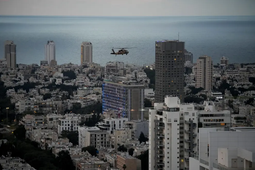 Un helicóptero militar, en Tel Aviv.