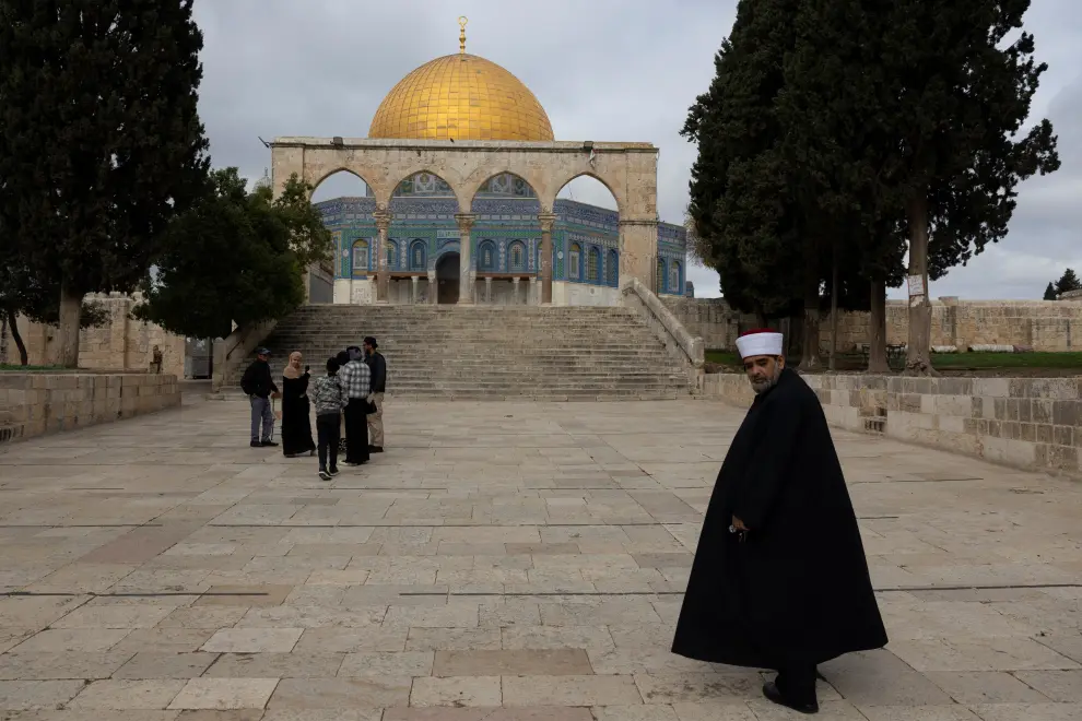 Un hombre camina en el complejo de Al-Aqsa, también conocido por los judíos como el Monte del Templo, en la Ciudad Vieja de Jerusalén.