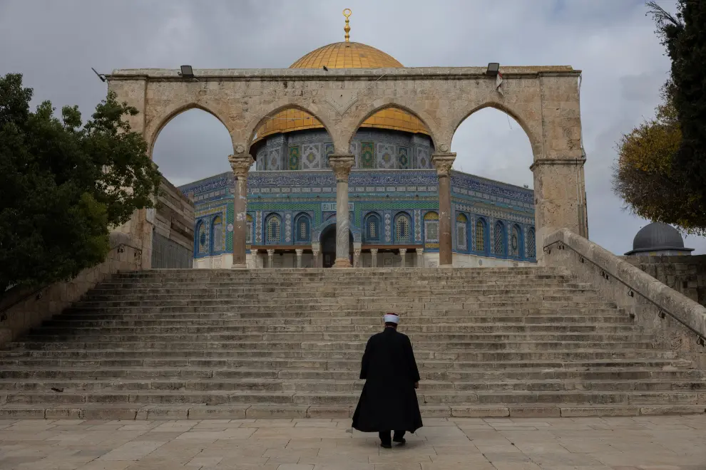 Un hombre camina en el complejo de Al-Aqsa, también conocido por los judíos como el Monte del Templo, en la Ciudad Vieja de Jerusalén.