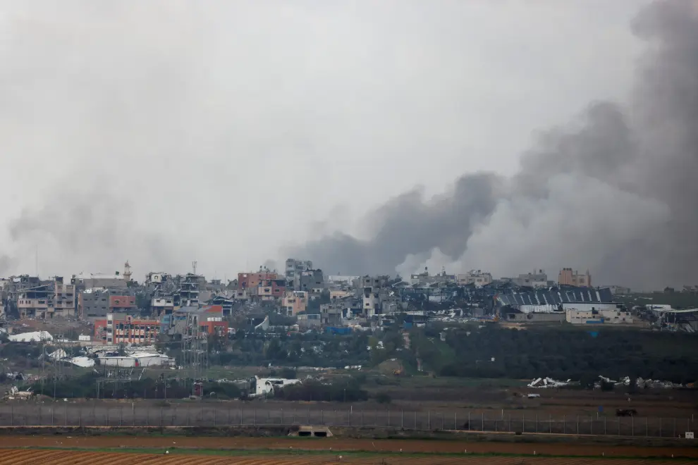 Una columna de humo sobre Gaza, vista desde Israel.