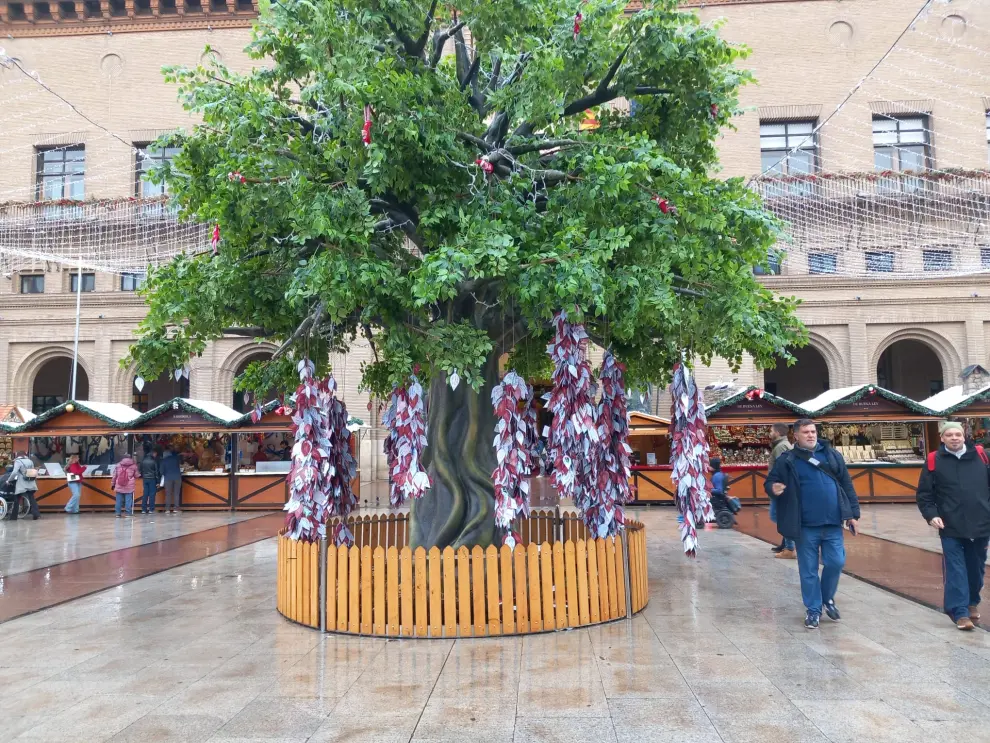 Deseos de los zaragozanos para 2024 en el árbol de los deseos de la plaza del Pilar.