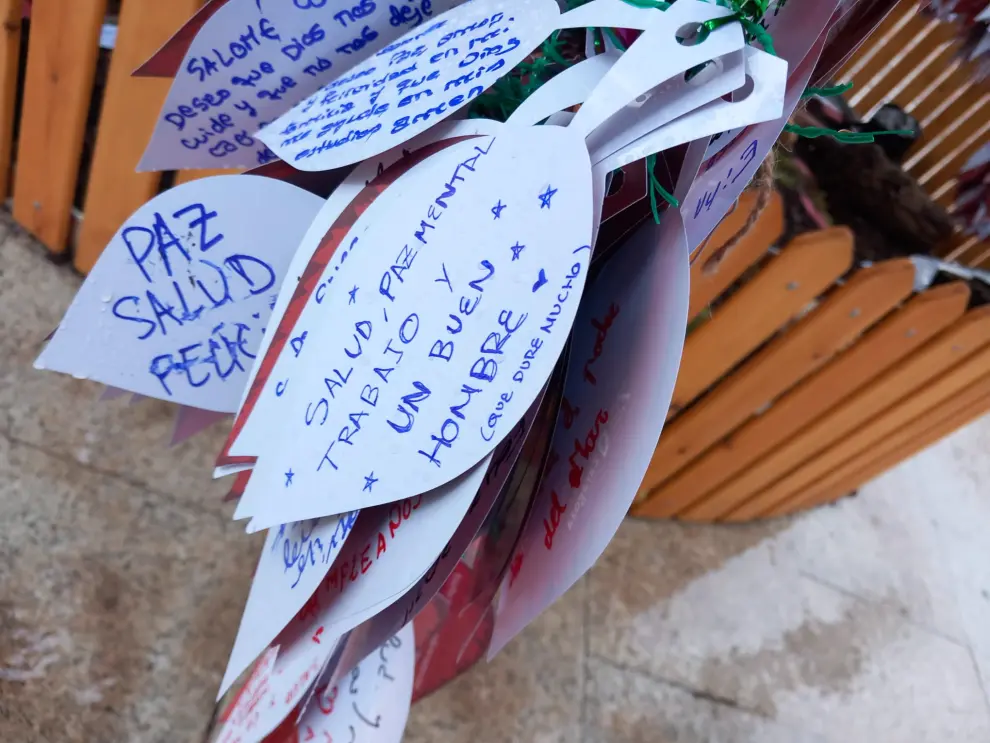 Deseos de los zaragozanos para 2024 en el árbol de los deseos de la plaza del Pilar.