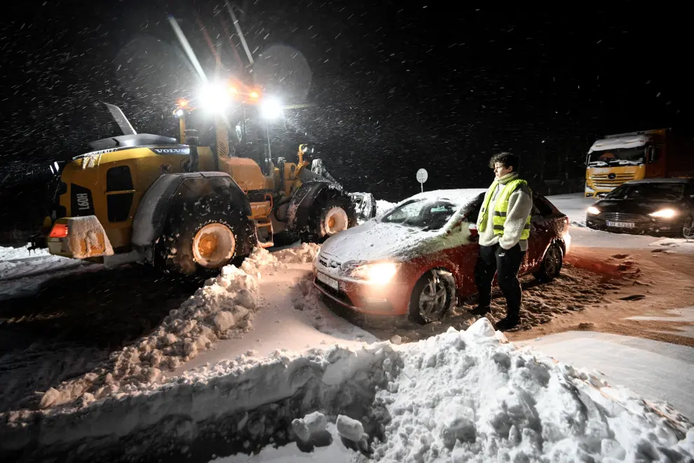 Snow is cleared with wheel loaders, cars and trucks are recovered and people are evacuated with the Home Guards tracked vehicle at Ekerodsrasten on the E22 between Horby and Kristianstad in southern Sweden, January 4, 2024. TT News Agency/ Johan Nilsson via REUTERS      ATTENTION EDITORS - THIS IMAGE WAS PROVIDED BY A THIRD PARTY. SWEDEN OUT. NO COMMERCIAL OR EDITORIAL SALES IN SWEDEN. [[[REUTERS VOCENTO]]] EUROPE-WEATHER/SWEDEN