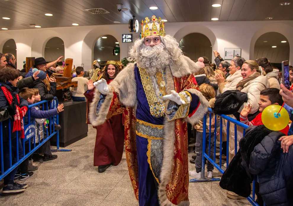El vestíbulo de la estación de tren de Calatayud acogió a decenas de personas minutos antes de la llegada de Sus Majestades.