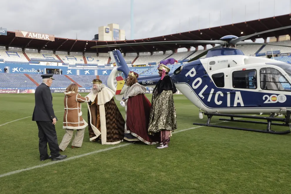 Natalia Chueca recibe a los Reyes Magos tras su llegada en helicóptero a La Romareda