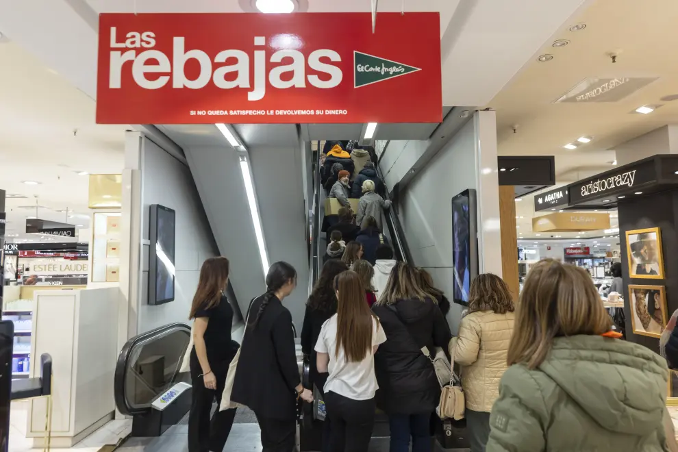 Comienzan lar rebajas en tiendas y centros comerciales de Aragón tras la Navidad.