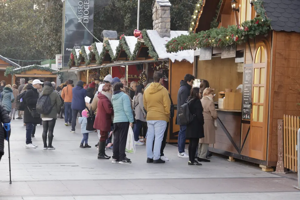 Últimas compras en las casetas de artesanía y productos agroalimentarios, del mercadillo que ha convertido la plaza del Pilar por unos días en un 'parque temático' de la Navidad, con actividades de ocio para niños y adultos.