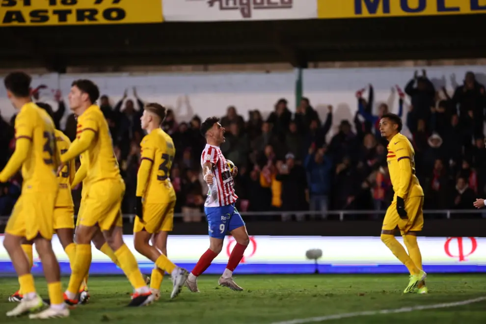 Imágenes del partido entre el Barbastro y el FC Barcelona de dieciseisavos de final de la Copa del Rey.