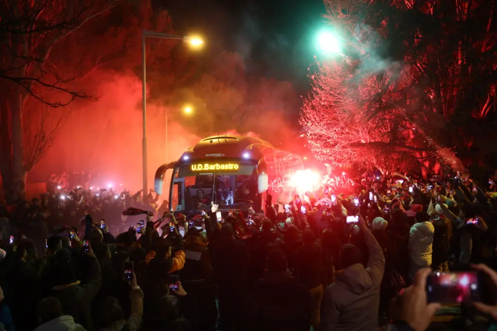 Pasacalles de los autobuses del Barbastro y el FC Barcelona