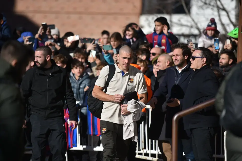 300 aficionados han recibido a la expedición del FC Barcelona a las puertas del Hotel Más Monzón