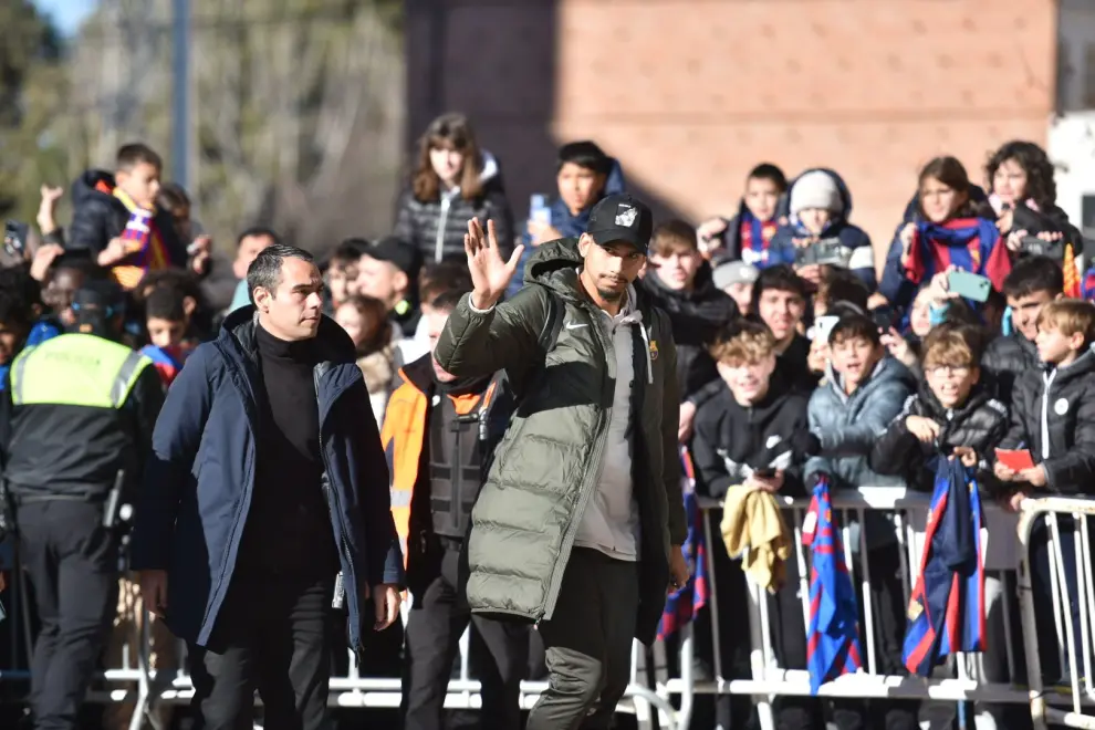 300 aficionados han recibido a la expedición del FC Barcelona a las puertas del Hotel Más Monzón