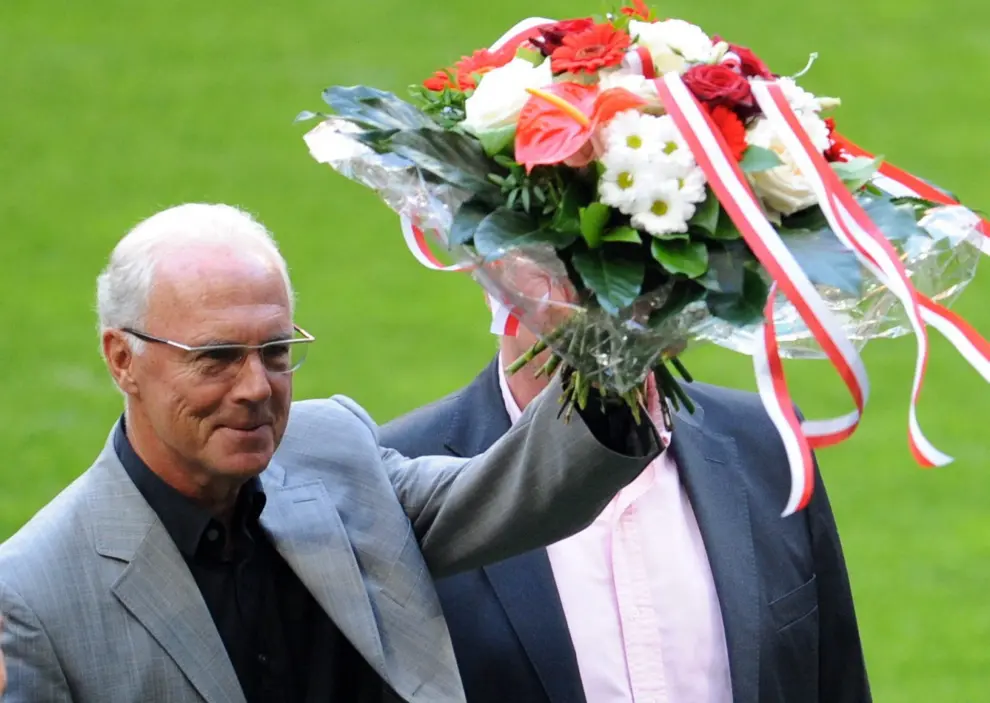 Una fotografía de archivo del exfutbolista y entrenador alemán, Franz Beckenbauer, agitando un ramo de flores en su 65 cumpleaños antes del partido de la Bundeliga alemana entre Bayern Munich y Werder Bremen. en el estadio Allianz de Munich, Alemania, el 11 de septiembre de 2010