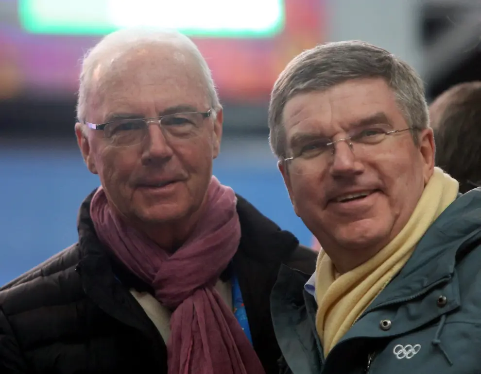 Fotografía de archivo del presidente del Comité Olímpico Internacional (COI), Thomas Bach (R), y del exfutbolista y entrenador de la selección alemana, Franz Beckenbauer