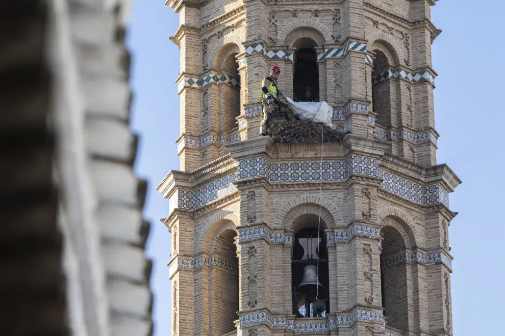 Los Bomberos retiran el nido de cigüeña de la torre mudéjar de la Iglesia de Nuestra Señora de la Asunción de Villamayor de Gállego.