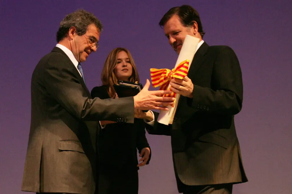 Cesar Alierta, recibiendo la Medalla de San Jorge en 2006 de manos de Marcelino Iglesias.