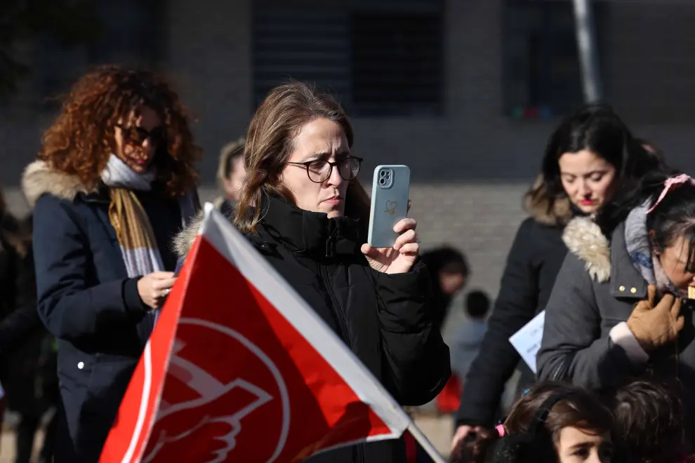 Fotos de la concentración en protesta del colegio Ana María Navales en Zaragoza