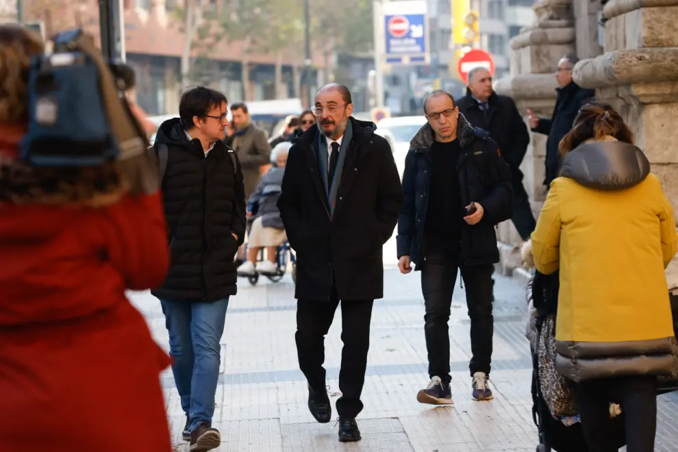 El expresidente del Gobierno de Aragón Javier Lambán llega al funeral por César Alierta.