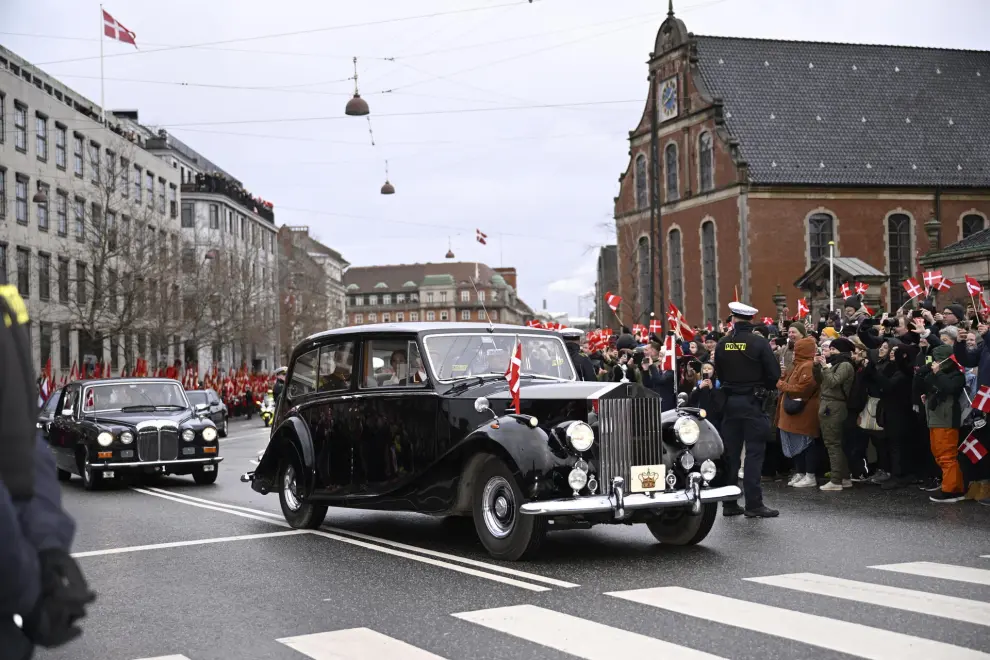 Copenhagen (Denmark), 14/01/2024.- Danish Crown Prince Frederik and Crown Princess Mary drive in the offical car Krone 1 from Amalienborg Castle to Christiansborg Castle for the change of throne in Copenhagen, Denmark, 14 January 2024. Denmark's Queen Margrethe II announced in her New Year's speech on 31 December 2023 that she would abdicate on 14 January 2024, the 52nd anniversary of her accession to the throne. Her eldest son, Crown Prince Frederik, is set to succeed his mother on the Danish throne as King Frederik X. His son, Prince Christian, will become the new Crown Prince of Denmark following his father's coronation. (Dinamarca, Copenhague) EFE/EPA/NILS MEILVANG DENMARK OUT

