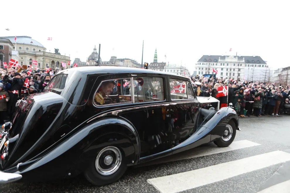 Copenhagen (Denmark), 14/01/2024.- Danish Crown Prince Frederik drives in the offical car Krone 1 from Amalienborg Castle to Christiansborg Castle in Copenhagen, Denmark 14 January 2024. Denmark's Queen Margrethe II announced in her New Year's speech on 31 December 2023 that she would abdicate on 14 January 2024, the 52nd anniversary of her accession to the throne. Her eldest son, Crown Prince Frederik, is set to succeed his mother on the Danish throne as King Frederik X. His son, Prince Christian, will become the new Crown Prince of Denmark following his father's coronation. (Dinamarca, Copenhague) EFE/EPA/Nicolai Lorenzen DENMARK OUT
