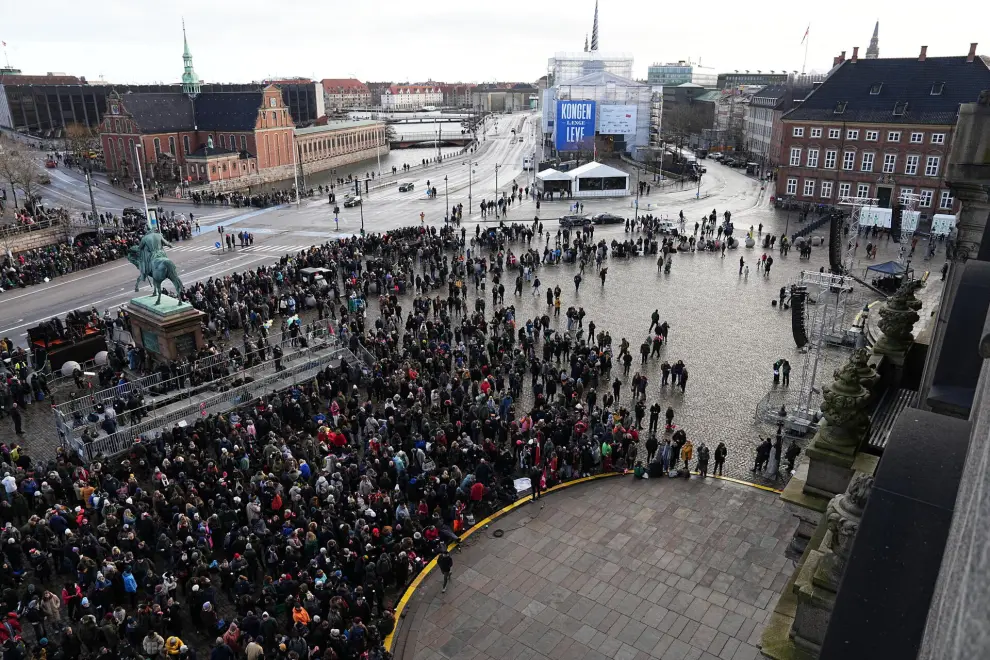 Copenhagen (Denmark), 14/01/2024.- People gather at Christiansborg Castle Square ahead of Queen Margrethe's abdication in Copenhagen, Denmark, 14 January 2024. Queen Margrethe had her last official task on 08 January as the head of the Danish royal house. Denmark's Queen Margrethe II announced in her New Year's speech on 31 December 2023 that she would abdicate on 14 January 2024, the 52nd anniversary of her accession to the throne. Her eldest son, Crown Prince Frederik, is set to succeed his mother on the Danish throne as King Frederik X. His son, Prince Christian, will become the new Crown Prince of Denmark following his father's coronation. (Dinamarca, Copenhague) EFE/EPA/MADS CLAUS RASMUSSEN DENMARK OUT
