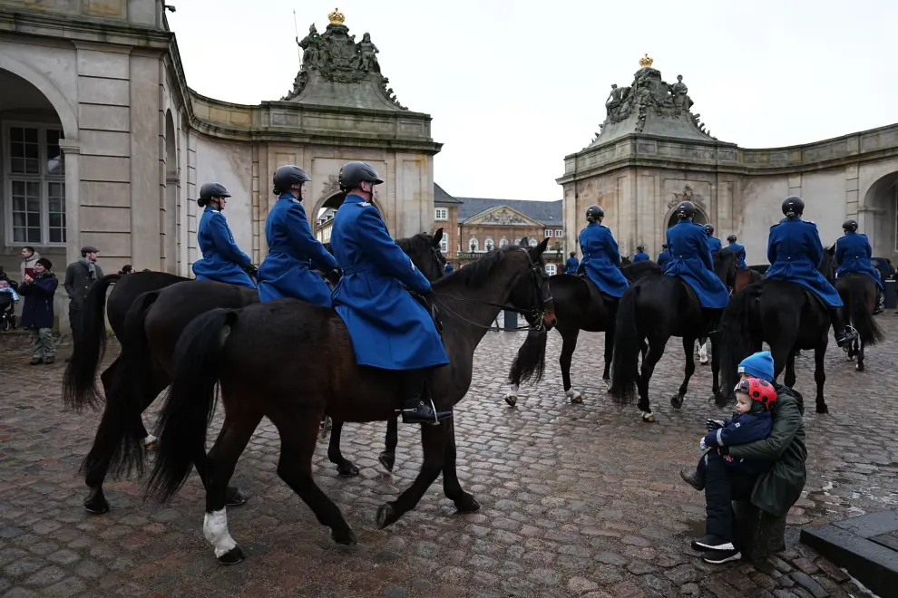 Copenhagen (Denmark), 13/01/2024.- Soldiers from the Danish Guard Hussar regiment ride outside the Royal Stables at Christiansborg Palace as they rehearse for Queen Margrethe's abdication in Copenhagen, Denmark, 13 January 2024. Queen Margrethe had her last official task on 08 January as the head of the Danish royal house. Denmark's Queen Margrethe II announced in her New Year's speech on 31 December 2023 that she would abdicate on 14 January 2024, the 52nd anniversary of her accession to the throne. Her eldest son, Crown Prince Frederik, is set to succeed his mother on the Danish throne as King Frederik X. His son, Prince Christian, will become the new Crown Prince of Denmark following his father's coronation. (Dinamarca, Copenhague) EFE/EPA/MADS CLAUS RASMUSSEN DENMARK OUT
