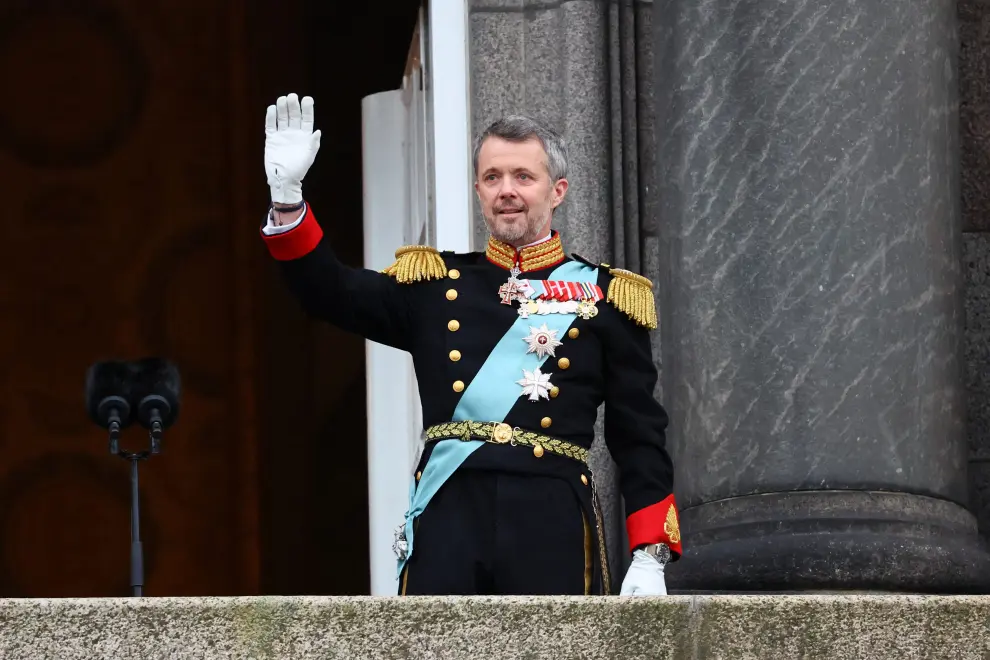 El nuevo rey de Dinamarca saluda desde el balcón del palacio de Christiansborg.