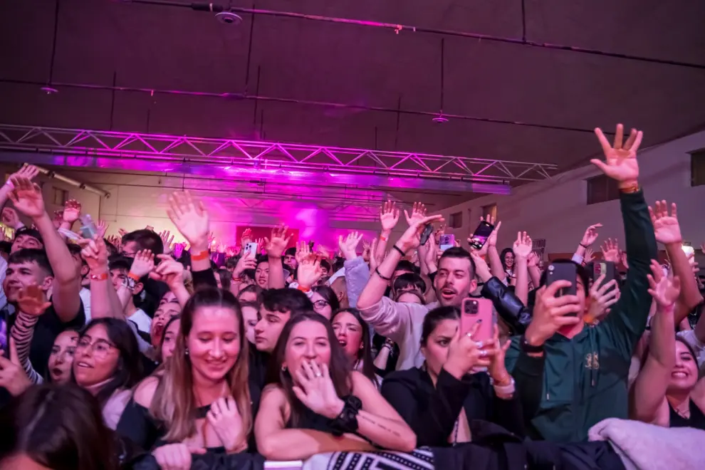 Kiko Rivera levanta pasiones en Casetas ante 1.700 personas