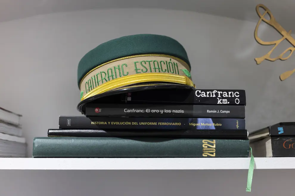Detalles de la tienda de Nacho Lamar: una de las gorras de los uniformes del hotel de lujo de Canfranc diseñado por el modisto.