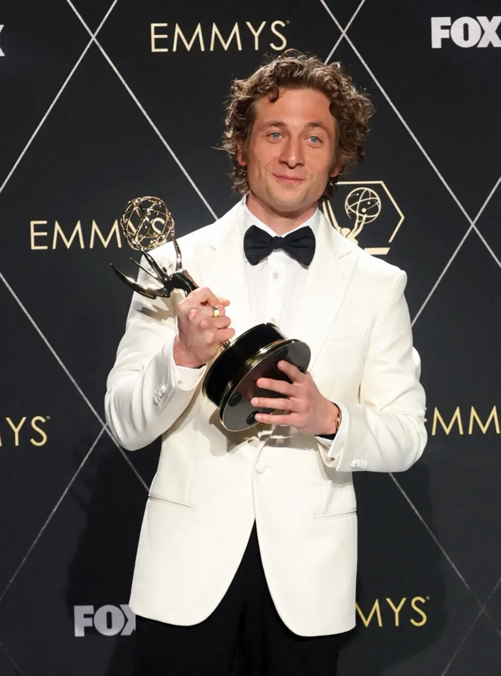 Jeremy Allen White poses with the Lead Actor in a Comedy Series award, as Ebon Moss-Bachrach poses with the Supporting Actor in a Comedy Series award for The Bearat the 75th Primetime Emmy Awards in Los Angeles, California, U.S., January 15, 2024. REUTERS/Aude Guerrucci [[[REUTERS VOCENTO]]] AWARDS-EMMYS/