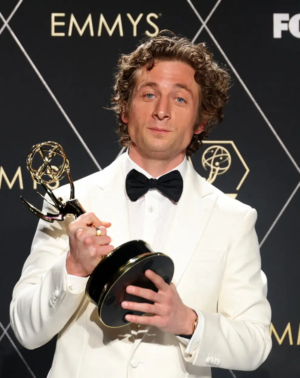 Jeremy Allen White poses with the Lead Actor in a Comedy Series award for The Bearat the 75th Primetime Emmy Awards in Los Angeles, California, U.S., January 15, 2024. REUTERS/Aude Guerrucci [[[REUTERS VOCENTO]]] AWARDS-EMMYS/
