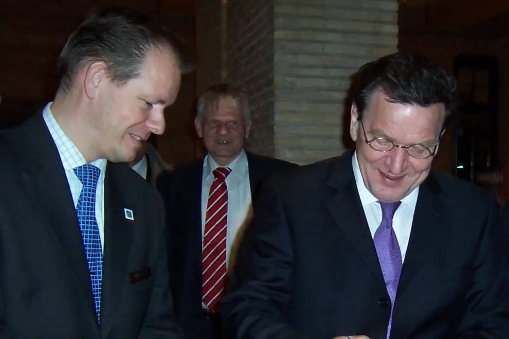 Menno Overvelde con el presidente alemán George Shoroeder en el Hotel Palafox.